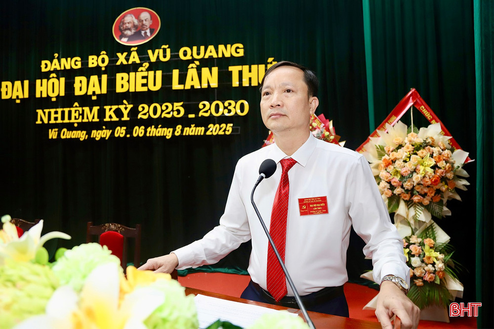 Đồng chí Nguyễn Văn Tiến - Phó Bí thư Thường trực Đảng ủy xã Vũ Quang trình bày diễn văn khai mạc. Đồng chí Nguyễn Văn Tiến - Phó Bí thư Thường trực Đảng ủy xã Vũ Quang trình bày diễn văn khai mạc.