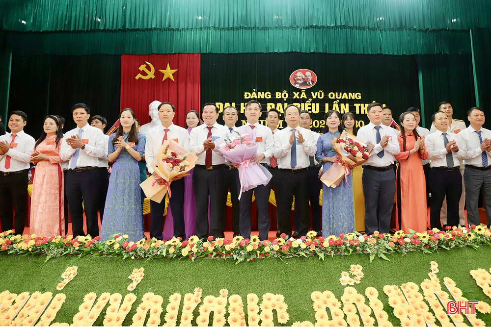 Bí thư Tỉnh ủy Nguyễn Duy Lâm và Đại tá Nguyễn Xuân Thắng - Chỉ huy trưởng Bộ CHQS tỉnh tặng hoa chúc mừng BCH Đảng bộ xã Vũ Quang nhiệm kỳ mới. bqbht_br_img-0383-copy.jpg
