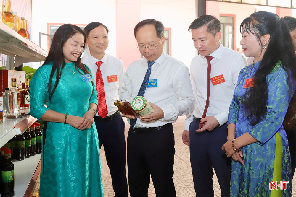 Bí thư Tỉnh ủy Nguyễn Duy Lâm và các đại biểu tham quan gian hàng trưng bày các sản phẩm OCOP và nông nghiệp tiêu biểu của xã Vũ Quang. bqbht_br_img-0290-2-copy.jpg