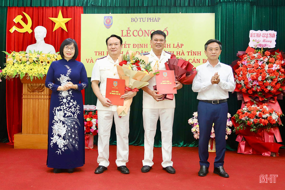 Thứ trưởng Bộ Tư pháp Đặng Hoàng Oanh và Phó Bí thư Thường trực Tỉnh uỷ Trần Thế Dũng trao các quyết định bổ nhiệm lãnh đạo THADS tỉnh Hà Tĩnh. Thứ trưởng Bộ Tư pháp Đặng Hoàng Oanh và Phó Bí thư Thường trực Tỉnh uỷ Trần Thế Dũng trao các quyết định bổ nhiệm lãnh đạo THADS tỉnh Hà Tĩnh.