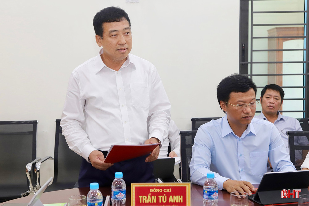 Phó Chủ tịch Thường trực HĐND tỉnh Trần Tú Anh nhấn mạnh một số nội dung tại buổi làm việc. bqbht_br_img-5644-copy.jpg