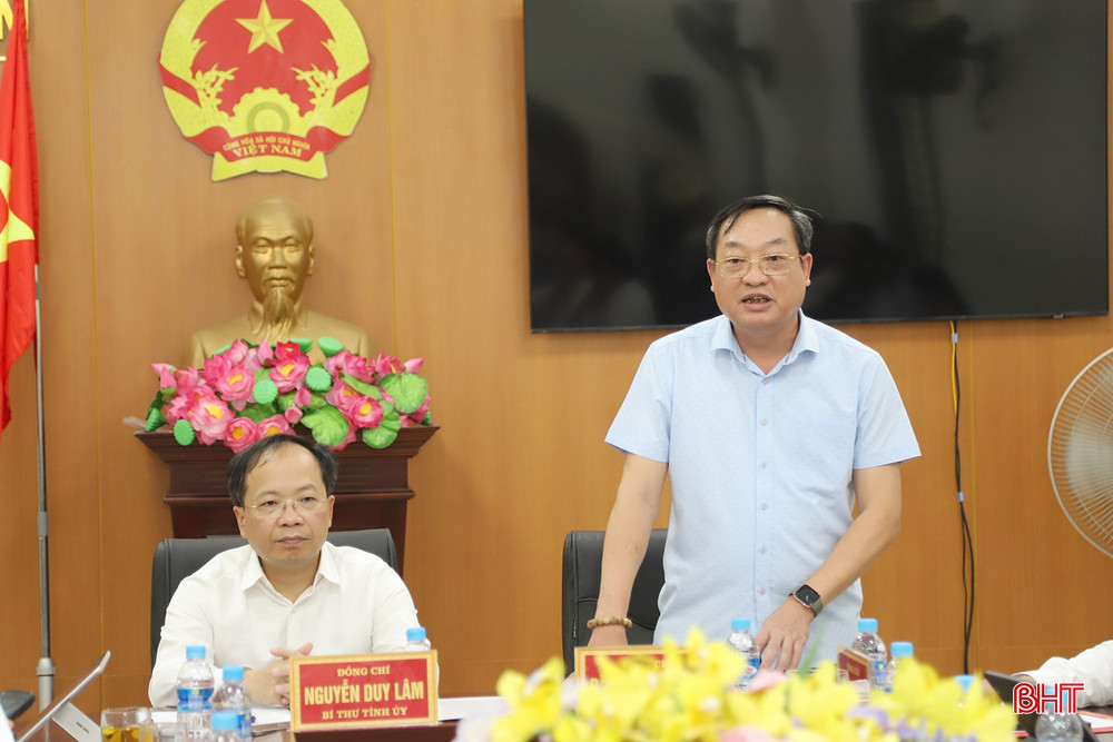 Bí thư Huyện ủy Nghi Xuân Đặng Trần Phong đề xuất, kiến nghị một số nội dụng tại buổi làm việc. bqbht_br_img-5608-copy.jpg