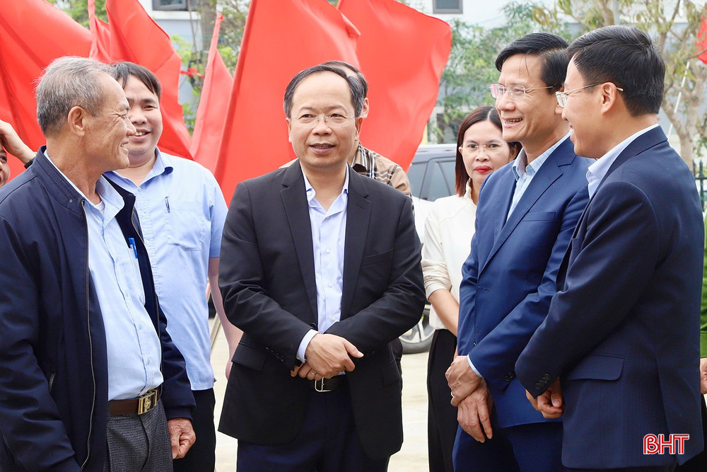 Đồng chí Nguyễn Duy Lâm - Ủy viên BCH Trung ương Đảng, Bí thư Tỉnh ủy, Trưởng ban Chỉ đạo bầu cử tỉnh và các thành viên đoàn kiểm tra công tác bầu cử tại khu vực bỏ phiếu số 13 (phường Trần Phú).