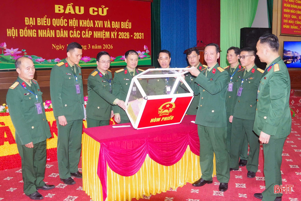 Khu vực bỏ phiếu số 27 (phường Thành Sen) tiến hành mở niêm phong hòm phiếu và kiểm phiếu.