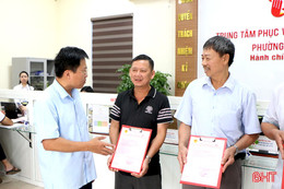 Đơn vị cấp xã đầu tiên ở Hà Tĩnh cấp, trao sổ đỏ cho người dân