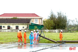 Điện lực Hà Tĩnh kiểm tra, phối hợp làm rõ sự việc cột điện gãy ở Xuân Lộc