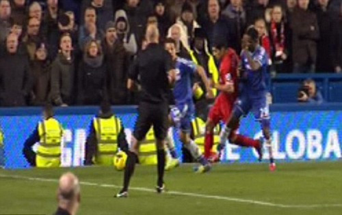 Tình huống Mourinho cho rằng Suarez ăn vạ