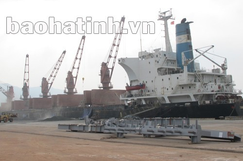 Tàu vào nhận quặng tại cảng Vũng Áng. Ảnh: Trọng Tuệ