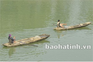 Người dân đang dùng thuyền tìm kiếm thi thể bà Mai trên sông Ngàn phố