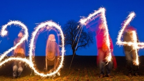 Bốn người Đức ở làng Jacobsdorf gửi thông điệp chúc mừng năm mới đến người dân toàn thế giới (Ảnh AFP)