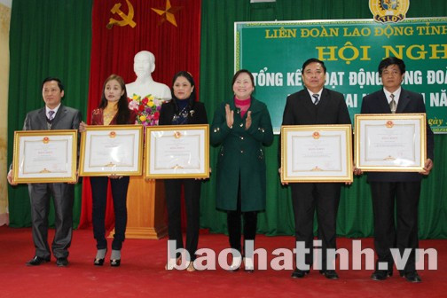 trưởng ban Dân vận Tỉnh ủy Trần Thị Kim Hoa trao tặng Bằng khen của Thủ tướng Chính phủ cho các tập thể và cá nhân đạt thành tích xuất sắc trong công tác