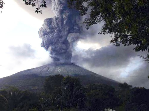 Tro bụi từ núi Chaparrastique che phủ cả vùng trời San Miguel - Ảnh: Reuters