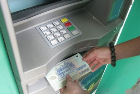 Khi giao dịch được thực hiện thành công, khách hàng phải nhận tiền ngay khi máy ATM trả tiền, tránh việc tiền bị nuốt lại vào trong máy.