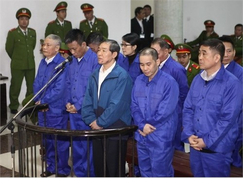Dương Chí Dũng (giữa) và các bị cáo liên quan trong vụ án Vinaline trước vành móng ngựa. Tòa quyết định tuyên phạt Dương Chí Dũng án tử hình về tội tham ô tài sản, 18 năm tù về tội cố ý làm trái, tổng hợp hình phạt tử hình.