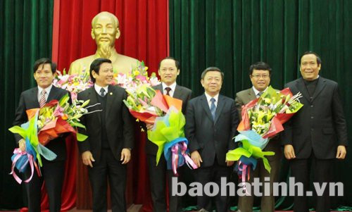 Lãnh đạo tỉnh chúc mừng các đồng chí Nguyễn Hồng Lĩnh, Nguyễn Xuân Hùng, Dương Tất Thắng được chỉ định tham gia vào BCH Đảng bộ Tỉnh Hà Tĩnh nhiệm kỳ 2010-2015.