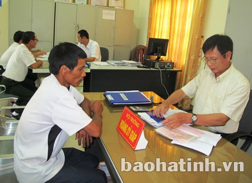 Đoàn viên Công đoàn Chi cục Thuế Kỳ Anh làm hồ sơ thủ tục và tư vấn cho người nộp thuế đến đơn vị giao dịch Đoàn viên Công đoàn Chi cục Thuế Kỳ Anh làm hồ sơ thủ tục và tư vấn cho người nộp thuế đến đơn vị giao dịch