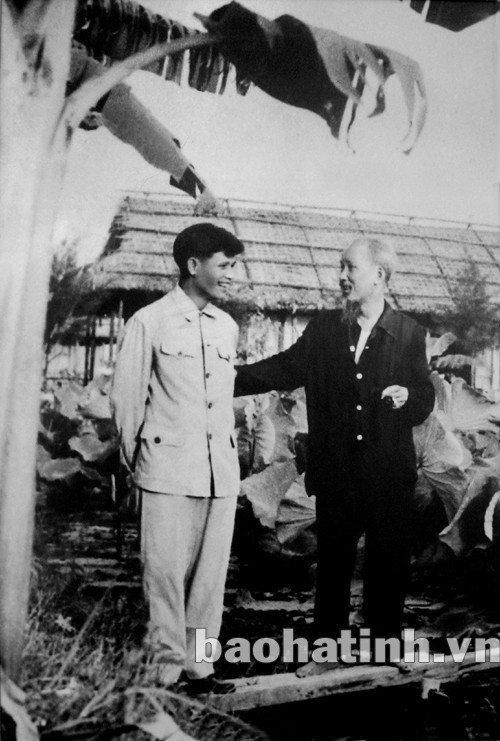 Bác Hồ và Đại tướng Nguyễn Chí Thanh trong lần về thăm Hà Tĩnh, ngày 15/6/1957. Ảnh tư liệu Bác Hồ và Đại tướng Nguyễn Chí Thanh trong lần về thăm Hà Tĩnh, ngày 15/6/1957. Ảnh tư liệu