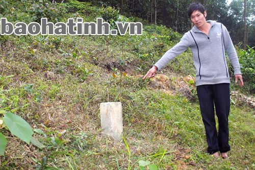 Cột mốc được mốt số người tự tiện cắm trong vườn nhà anh Sơn