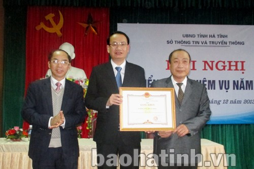 Phó chủ tịch UBND tỉnh Nguyễn Thiện trao Bằng khen của UBND tỉnh về CCHC cho Sở TT&TT