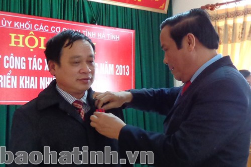 Thừa ủy quyền của Chủ tịch Nước, Bí thư Tỉnh ủy Nguyễn Thanh Bình trao Huân chương Lao động hạng Ba cho Phó Bí thư Đảng ủy Khối các cơ quan tỉnh Mai Trọng Minh.