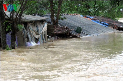 Nước lũ nhấn chìm nhà dân ở thị xã An Nhơn- Bình Định