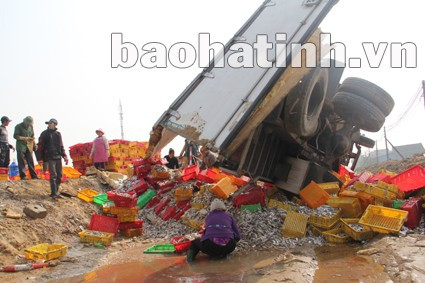 Xe tải mang BKS 72N – 6488 chở 8 tấn cá đã bị lật nhào trên quốc lộ 1A đoạn đị qua địa phận xã Cẩm Thành