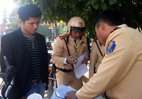 Cảnh sát giao thông xử lý người vi phạm giao thông
