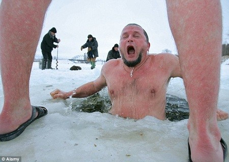 Cũng lọt vào top 5 là một truyền thống mới nghe đã khiến người ta “rùng mình” của các cư dân Siberia - xứ sở nổi tiếng với thời tiết khắc nghiệt, lạnh giá “kinh hoàng”. Vào ngày cuối cùng trong năm, người dân xứ này thường ra các hồ băng khoan một hố nhỏ và sau đó nhảy xuống hồ, lặn đến đáy rồi ngoi trở lại mặt nước. Bên cạnh đó, họ còn phải vác theo một cái cây nhỏ đã chết khô.