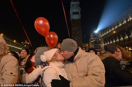 Một tục lệ đẹp của người dân thành phố Venice, Ý cũng lọt vào danh sách này. Vào đêm giao thừa, khi chuông điểm đúng 12 tiếng, người dân trên khắp thành phố sẽ trao đi những nụ hôn. Thường người dân sẽ đổ về quảng trường lịch sử San Marco để đón giao thừa, trong giây phút chuyển giao năm cũ - năm mới, họ sẽ đồng loạt trao gửi những nụ hôn.