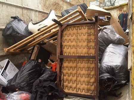 Đứng thứ tư là một tục lệ của người dân Nam Phi - ném những món đồ gia dụng cũ qua cửa sổ vào đúng lúc giao thừa. Việc vứt bỏ đồ cũ, không còn dùng đến trước thềm năm mới phổ biến ở mọi quốc gia nhưng ở Nam Phi, họ chỉ ném đồ cũ đi vào đúng đêm giao thừa, đó có thể là một chiếc lò vi sóng hoặc thậm chí là cả một chiếc giường qua cửa sổ. Những gia đình ở các chung cư cao tầng cũng làm như vậy khiến cảnh sát và nhân viên dọn vệ sinh làm việc rất vất vả vào mỗi dịp đầu năm mới. Bên cạnh đó, nếu bạn là du khách đến Nam Phi vào đúng dịp này, tốt nhất không nên ra đường vào đêm giao thừa để tránh bị chấn thương vì một vật gì đó “từ trên trời rơi xuống”.