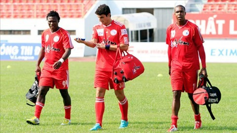 Antonio (bìa phải) đã ghi hơn 90 bàn tại V-League nhưng nay cũng không thể trụ lại giải đấu