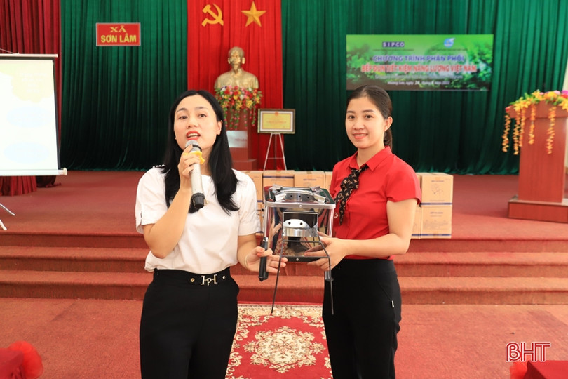 Tặng 5.880 bếp tiết kiệm năng lượng cho phụ nữ Hương Sơn