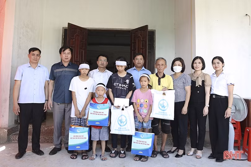 Động viên gia đình 4 trẻ mồ côi có mẹ mất do tai nạn lao động