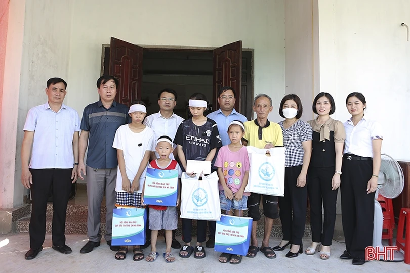 Động viên gia đình 4 trẻ mồ côi có mẹ mất do tai nạn lao động