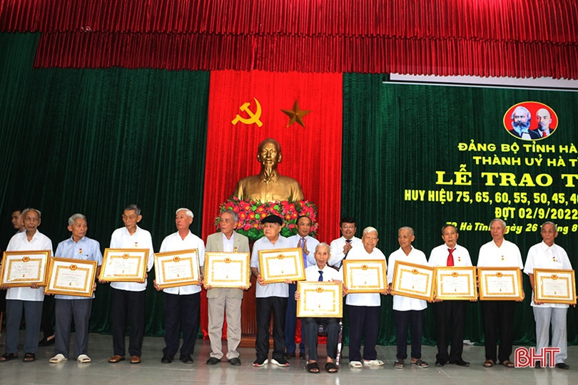 Trao Huy hiệu Đảng cho 231 đảng viên ở TP Hà Tĩnh