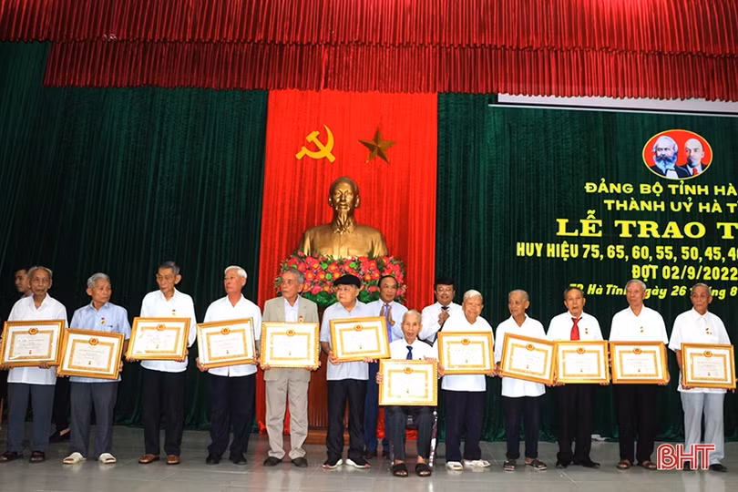 Trao Huy hiệu Đảng cho 231 đảng viên ở TP Hà Tĩnh