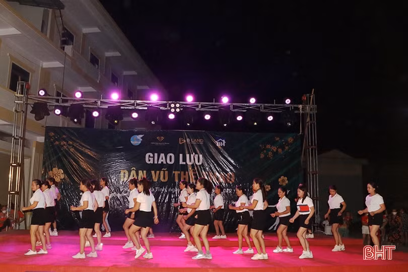 Sôi nổi đêm giao lưu dân vũ thể thao của phụ nữ thành phố Hà Tĩnh