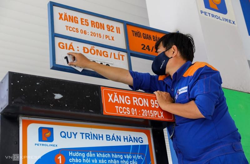 Giá xăng giữ nguyên, dầu tăng