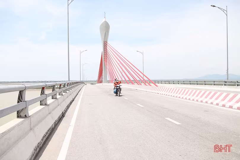 Hà Tĩnh dự kiến phối hợp Nghệ An đầu tư hệ thống chiếu sáng, đèn trang trí cầu Cửa Hội