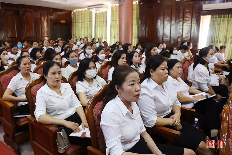 Bồi dưỡng chính trị cho cán bộ, giáo viên, nhân viên ngành giáo dục ở Thạch Hà