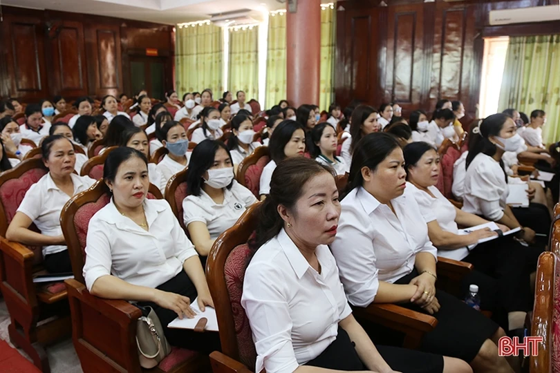 Bồi dưỡng chính trị cho cán bộ, giáo viên, nhân viên ngành giáo dục ở Thạch Hà