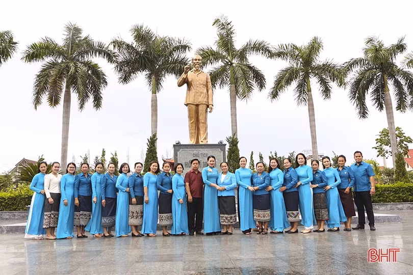 Đoàn công tác Liên hiệp phụ nữ tỉnh Khăm Muộn dâng hương các địa chỉ đỏ ở Hà Tĩnh