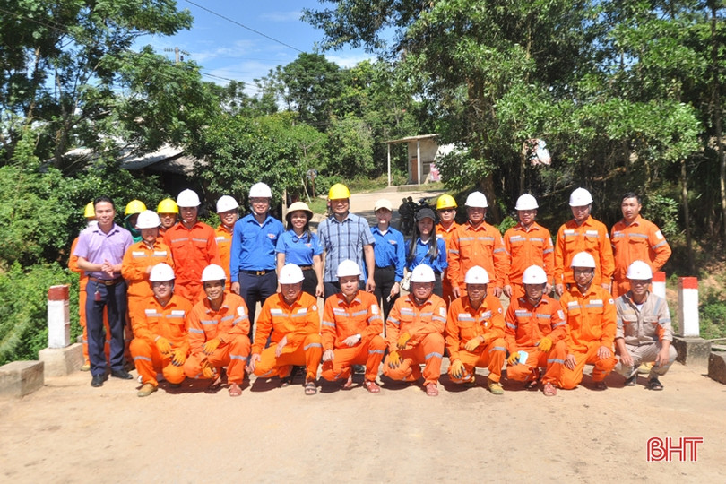Đoàn Thanh niên Điện lực Hà Tĩnh hỗ trợ xã Điền Mỹ xây dựng nông thôn mới