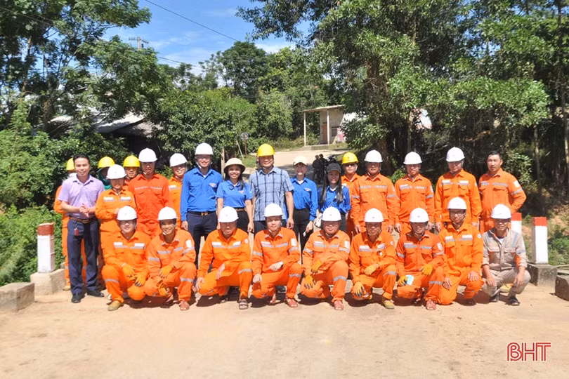 Đoàn Thanh niên Điện lực Hà Tĩnh hỗ trợ xã Điền Mỹ xây dựng nông thôn mới