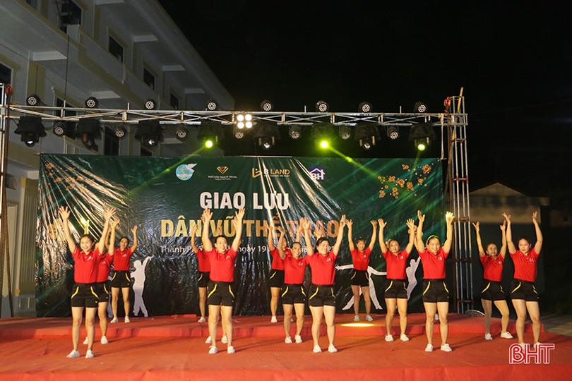 Sôi nổi đêm giao lưu dân vũ thể thao của phụ nữ thành phố Hà Tĩnh