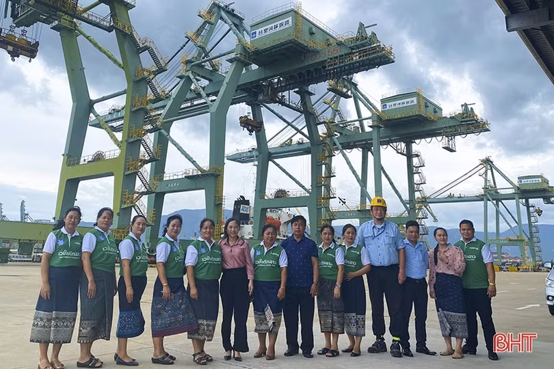 Đoàn công tác Liên hiệp phụ nữ tỉnh Khăm Muộn dâng hương các địa chỉ đỏ ở Hà Tĩnh