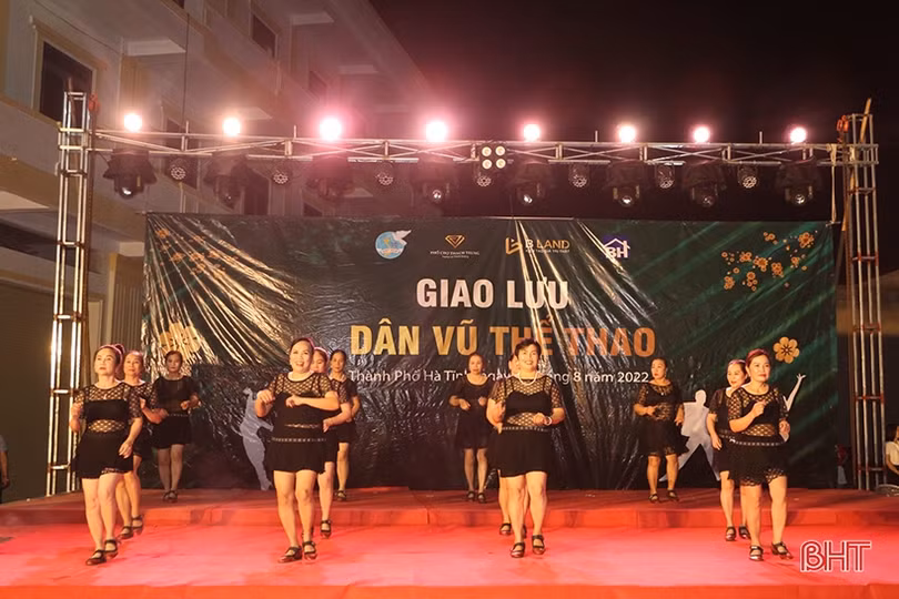 Sôi nổi đêm giao lưu dân vũ thể thao của phụ nữ thành phố Hà Tĩnh