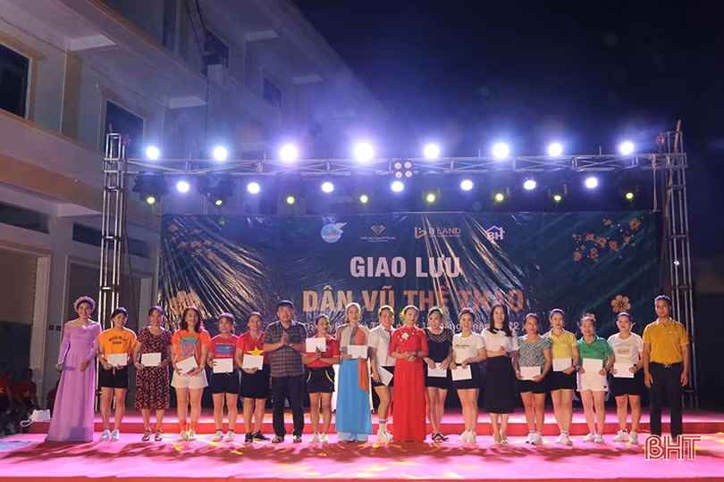 Sôi nổi đêm giao lưu dân vũ thể thao của phụ nữ thành phố Hà Tĩnh