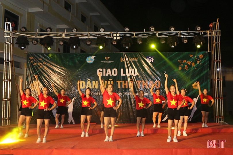 Sôi nổi đêm giao lưu dân vũ thể thao của phụ nữ thành phố Hà Tĩnh