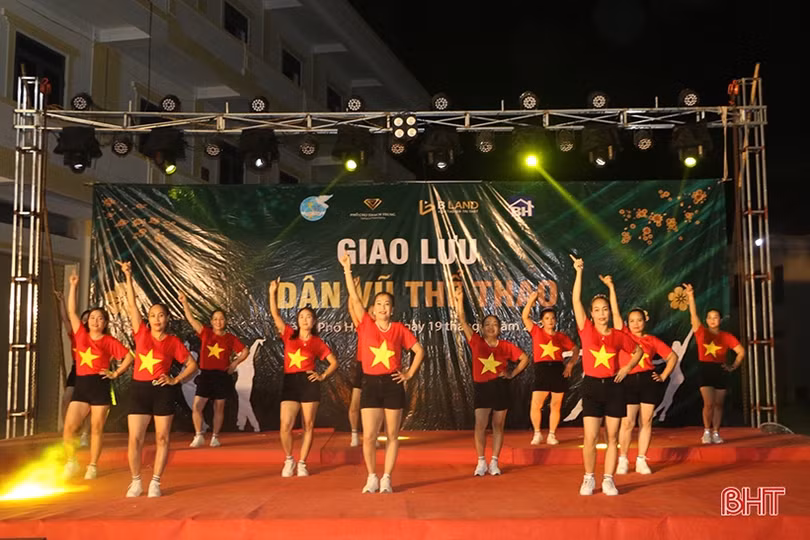 Sôi nổi đêm giao lưu dân vũ thể thao của phụ nữ thành phố Hà Tĩnh